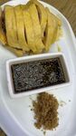 白盘上白切鸡与蘸料