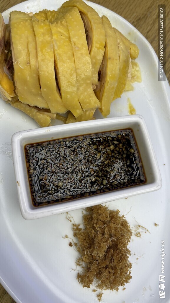 白盘上白切鸡与蘸料