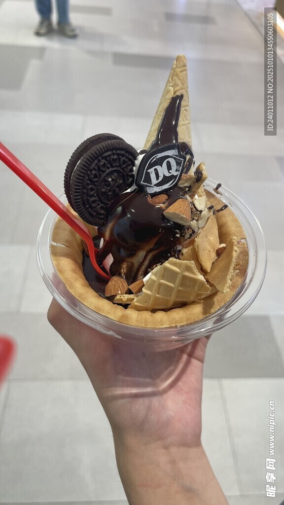 手持美味冰淇淋甜品