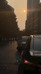 夕阳下的城市街道与车辆