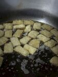 锅中炸制金黄豆腐块
