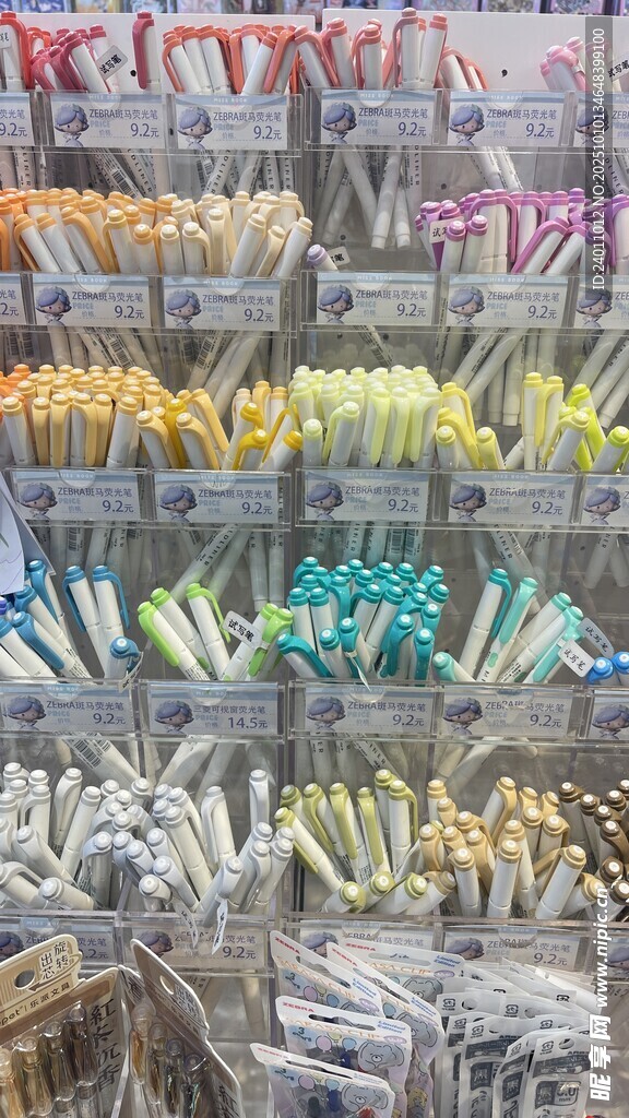 多彩饰品整齐陈列
