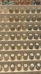 整齐排列的多样罐装物品