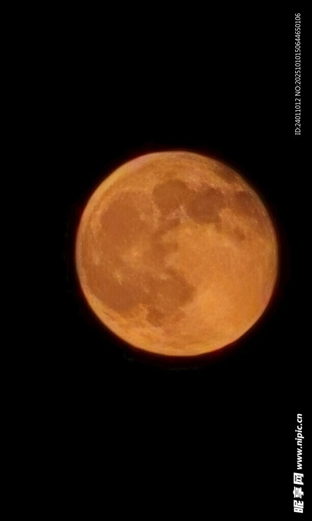 红月高悬夜空