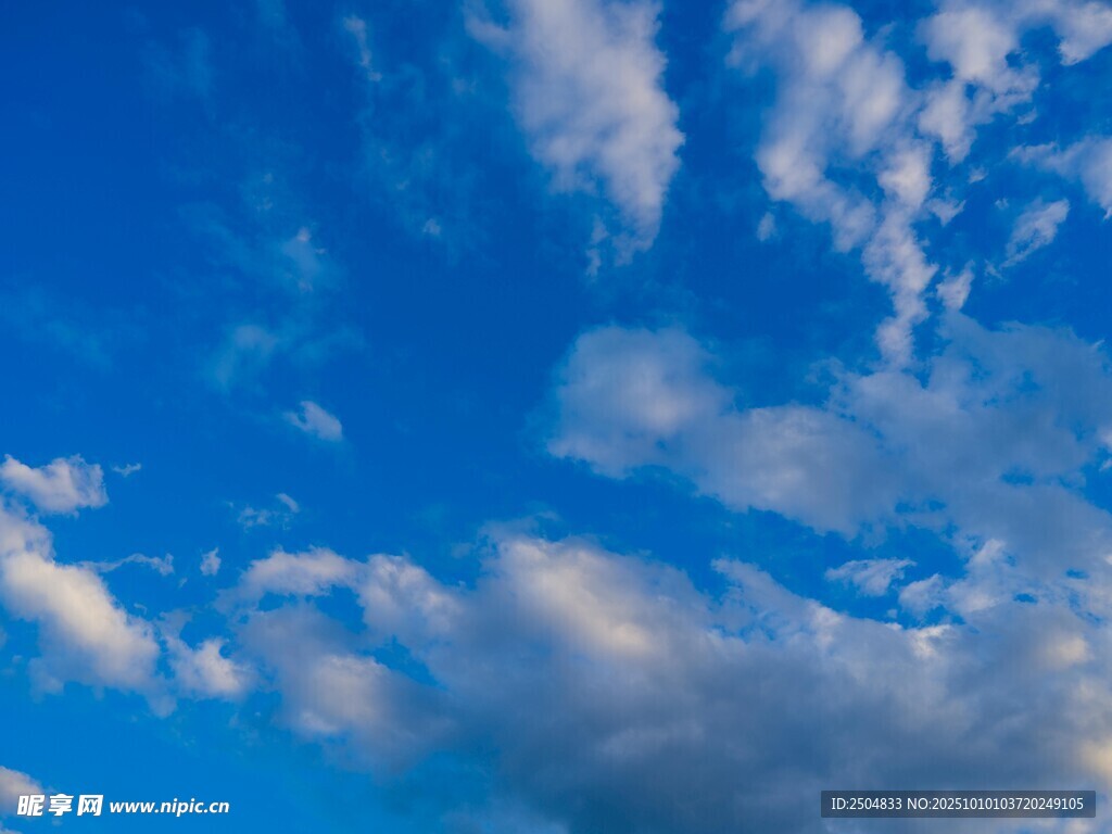 蓝天飘絮云