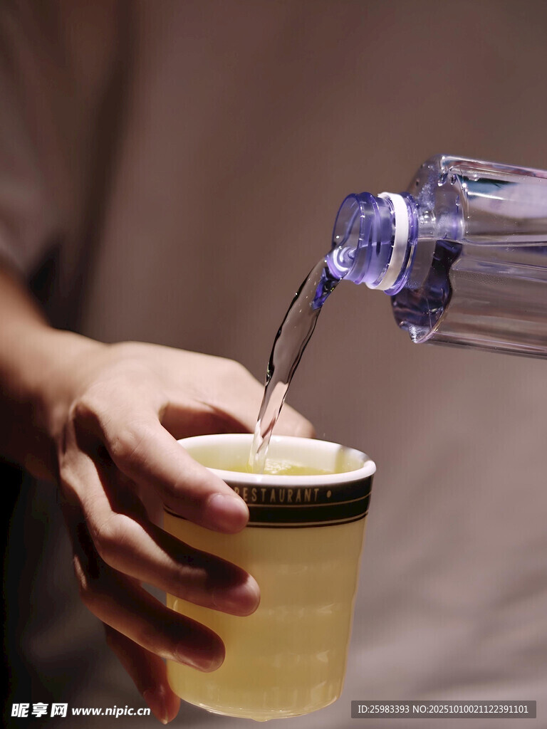 倒矿泉水