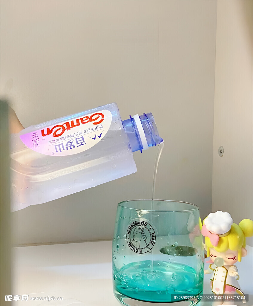 倒矿泉水
