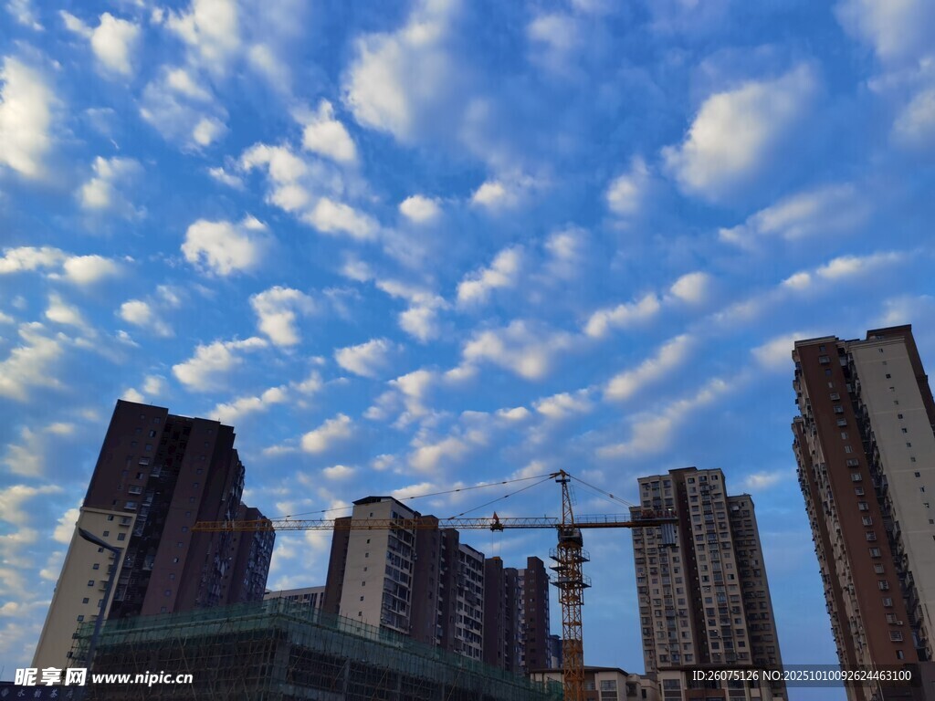 城市高楼与蓝天白云
