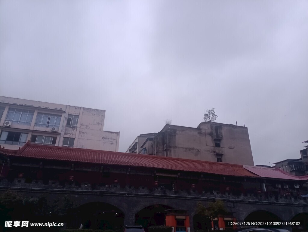 城市中古朴建筑与现代建筑