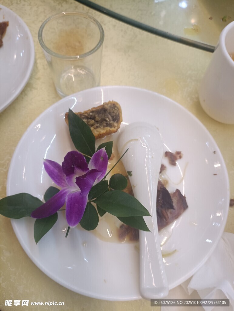 精致摆盘的美味甜点