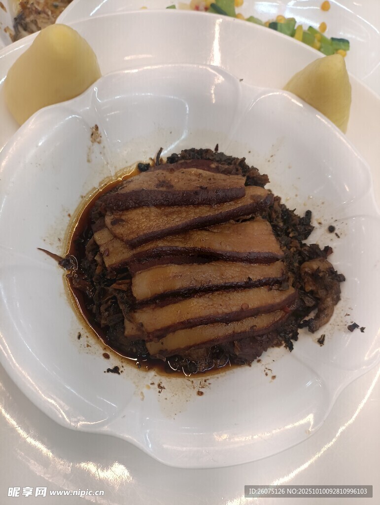 美味咸烧白摆盘