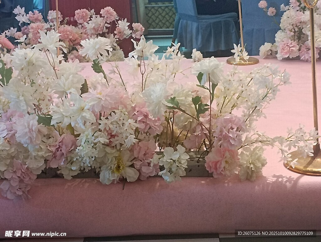 浪漫粉色系仿真花卉装饰场景