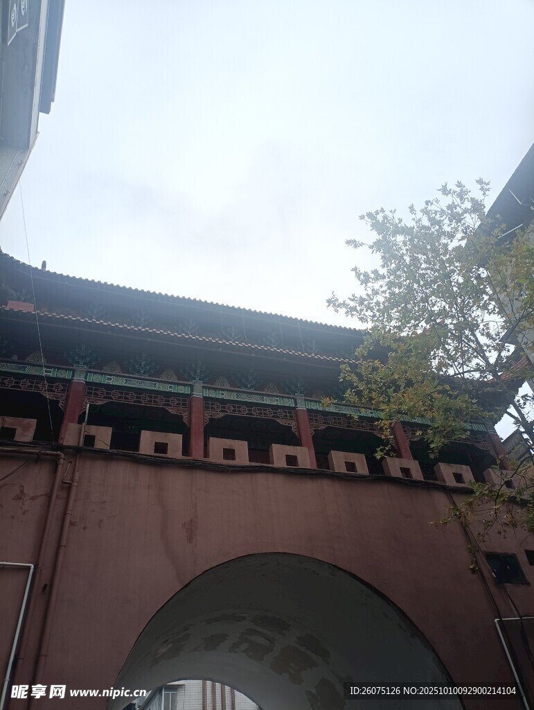 中式古建筑拱门一角