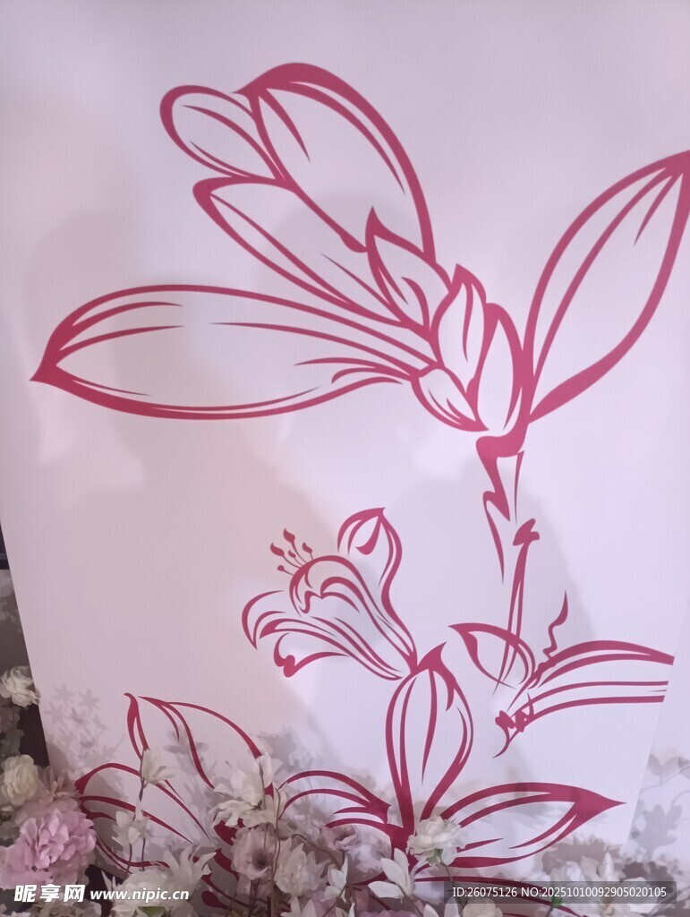 粉色线条勾勒的花卉图案