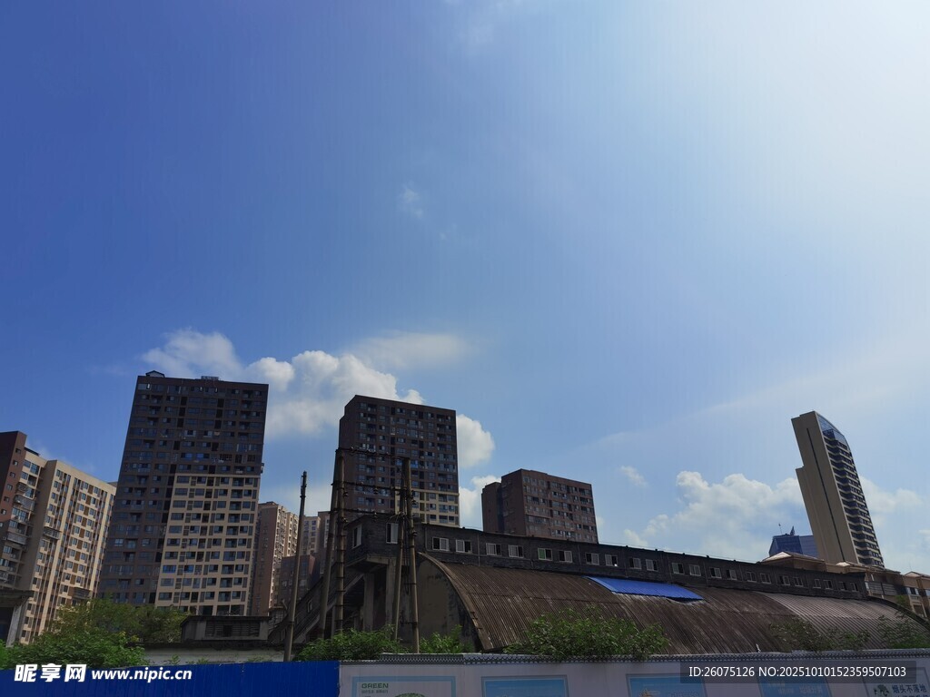 城市天际线高楼与蓝天