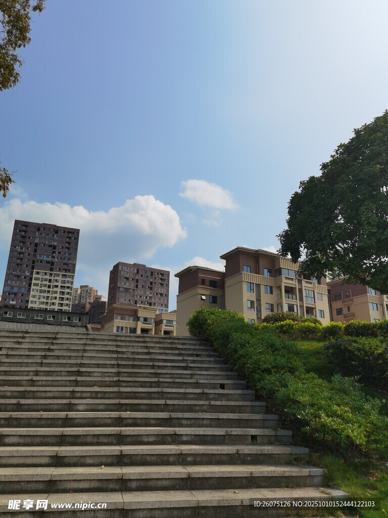 石阶旁的古朴建筑群