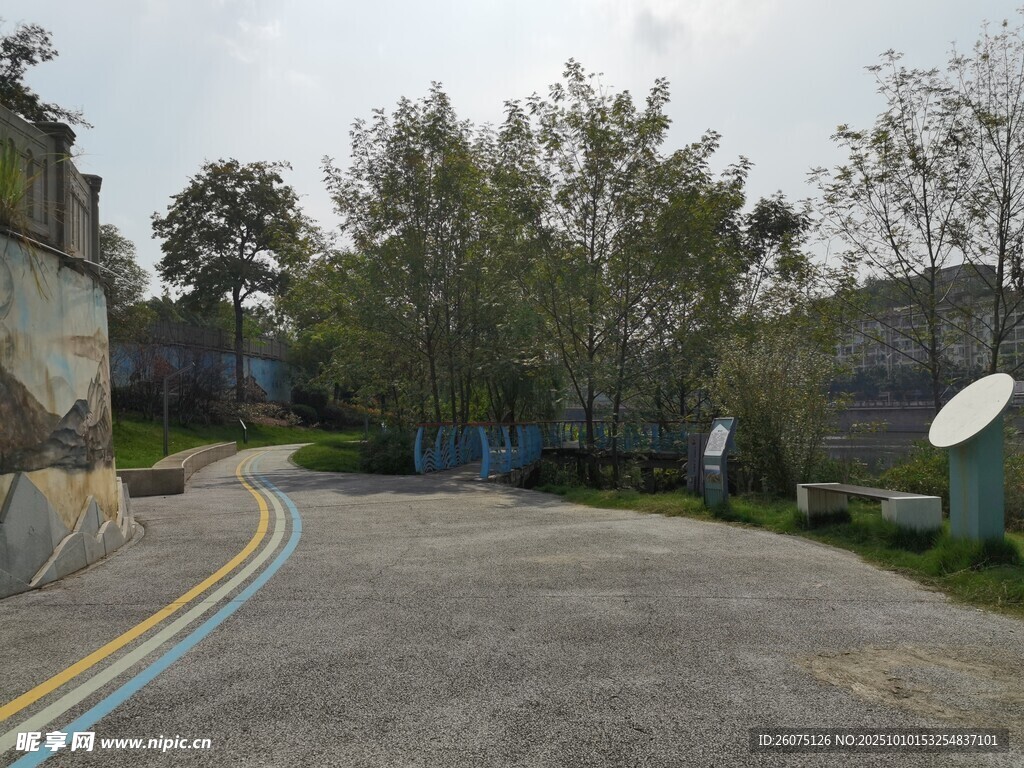 户外空旷道路与周边景致