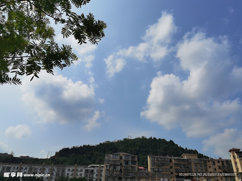 蓝天白云下的城市与山峦