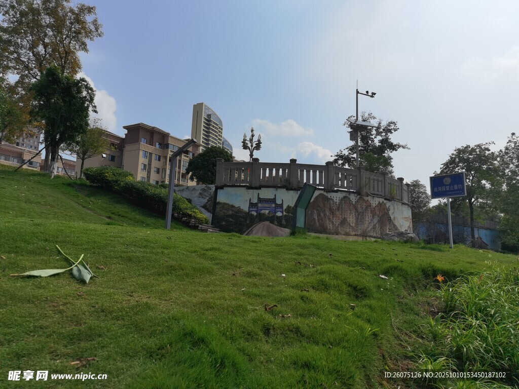 绿草如茵的古老建筑景观