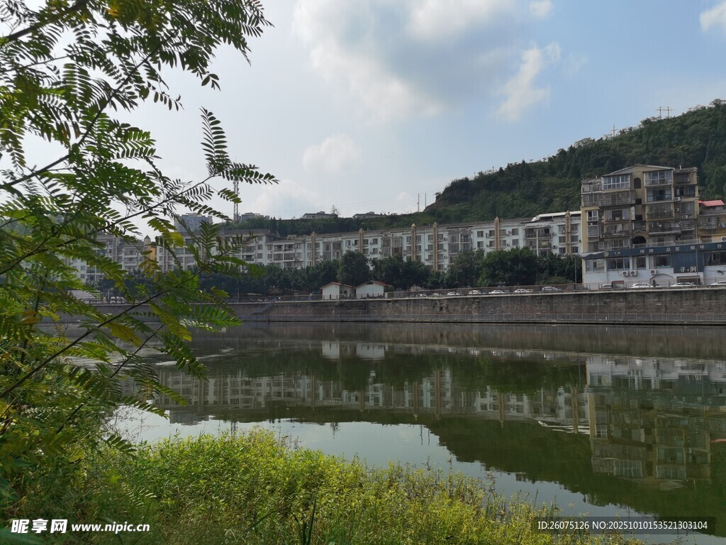 河畔城镇风光