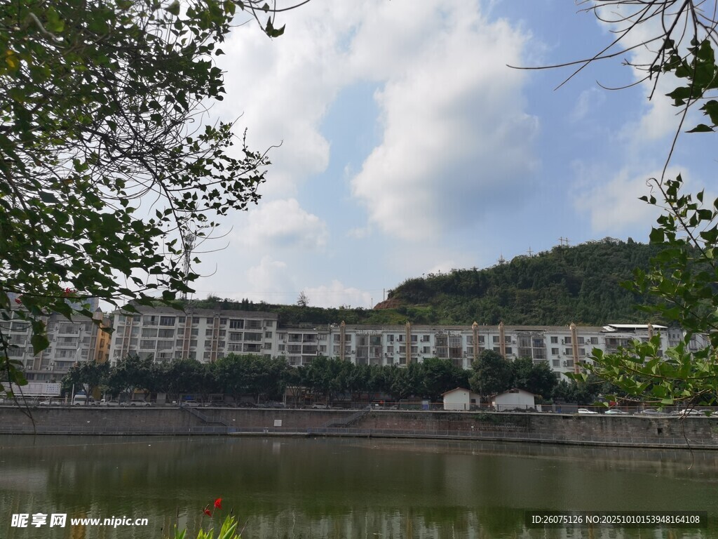 河畔建筑与自然景致