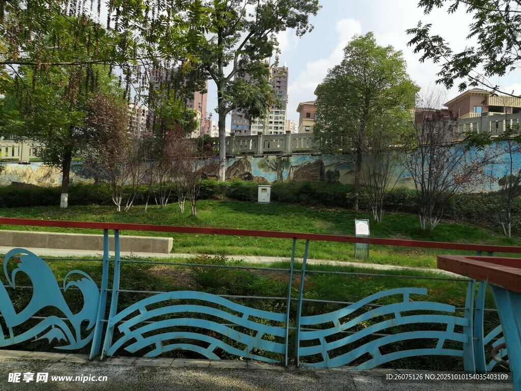 公园内的蓝色围栏与绿植景观