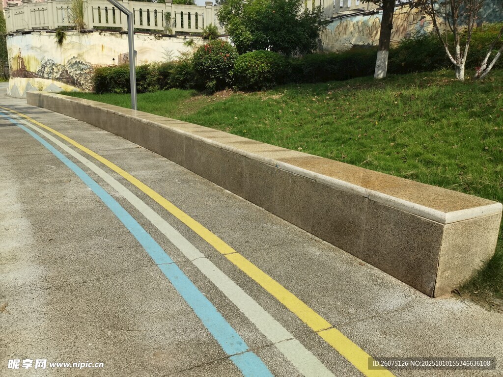 城市道路旁的彩色分隔线