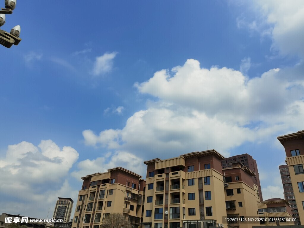 蓝天白云下的现代建筑群