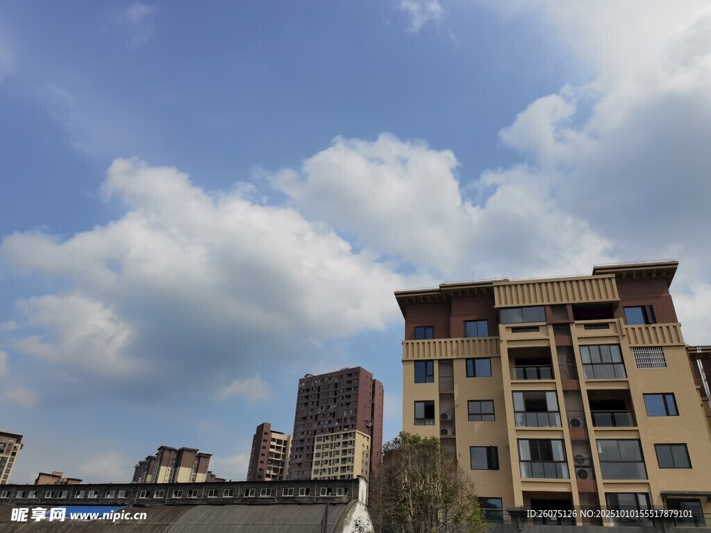 城市建筑与蓝天白云景观
