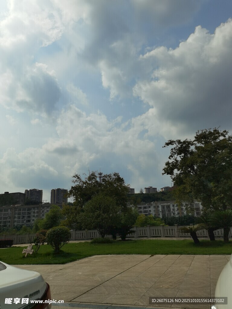 户外停车场景的开阔天空