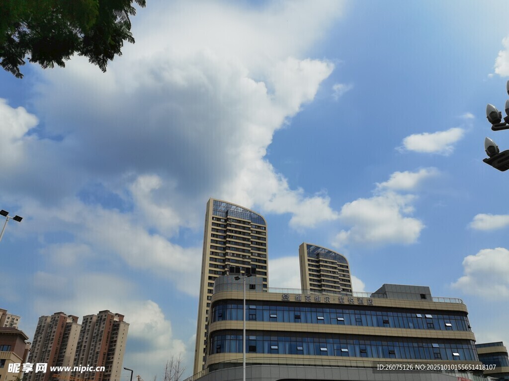 城市高楼与蓝天白云景观