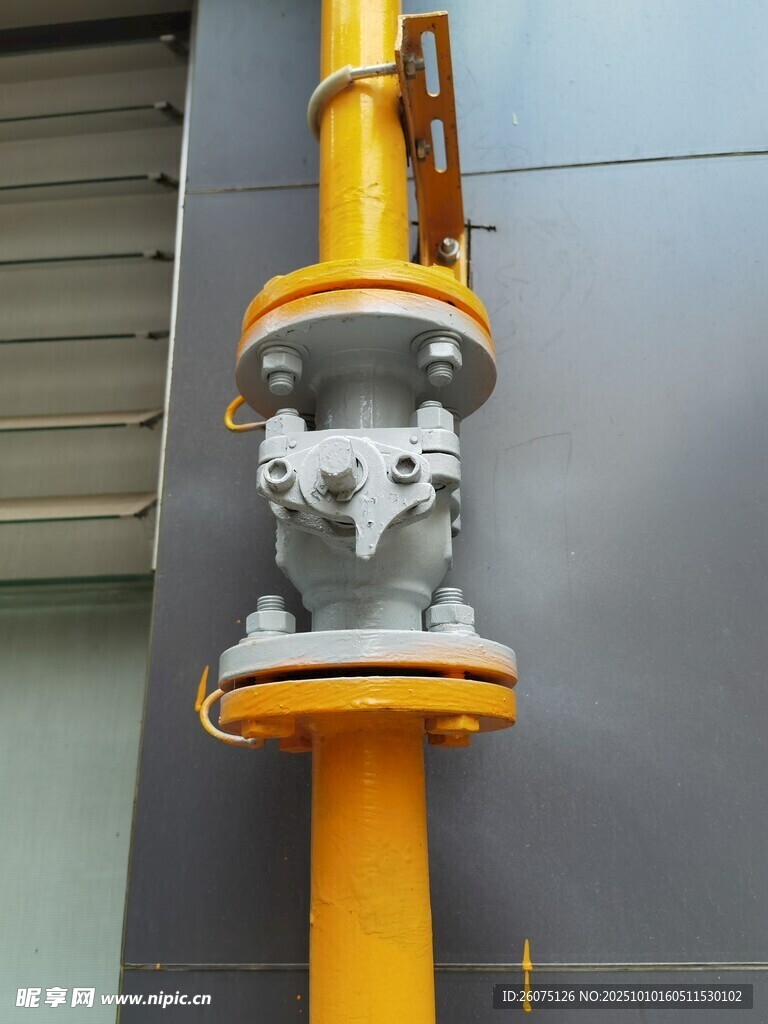 黄色燃气管道与阀门