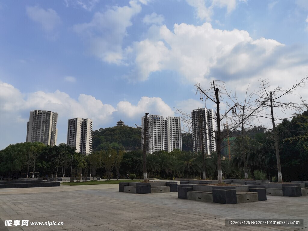 城市广场与远处高楼景观