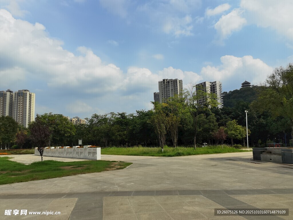 城市开阔广场与远景建筑