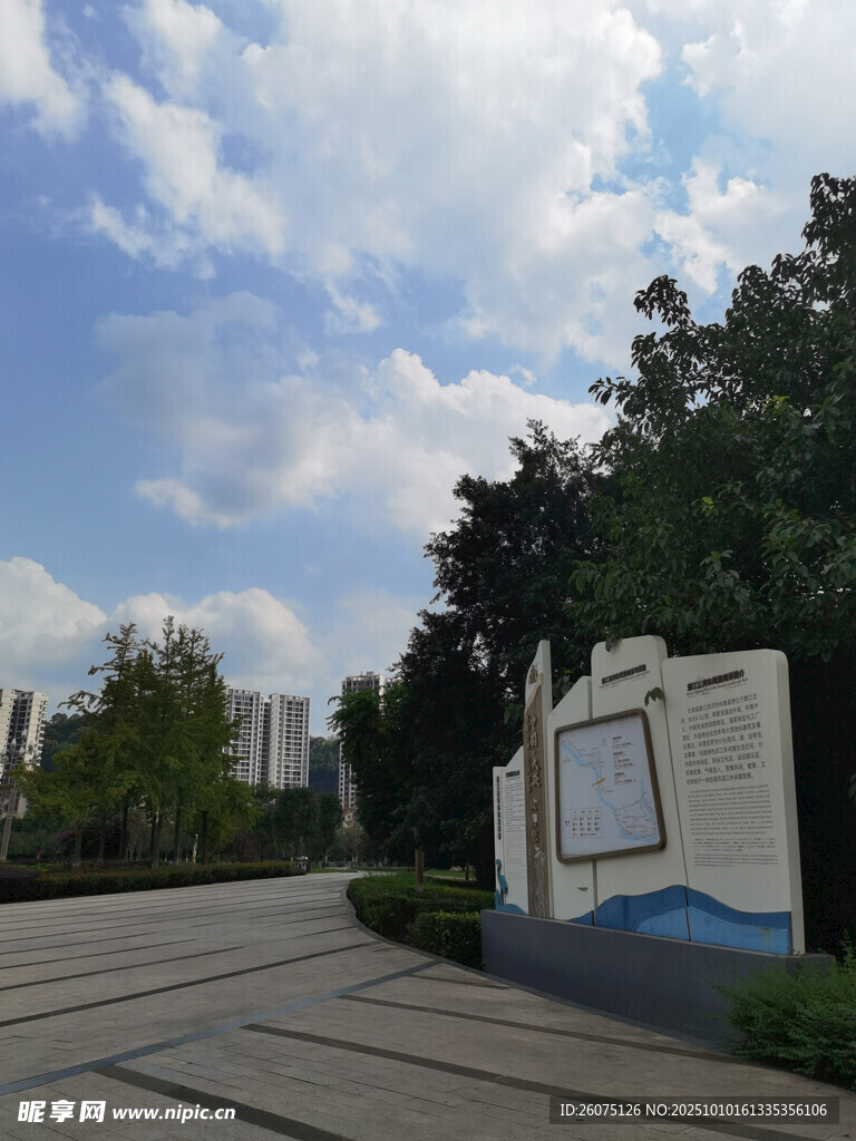 户外广场旁的特色景观