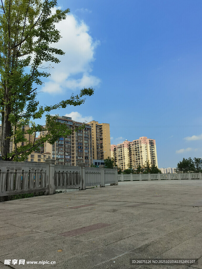城市空旷场地与远处建筑
