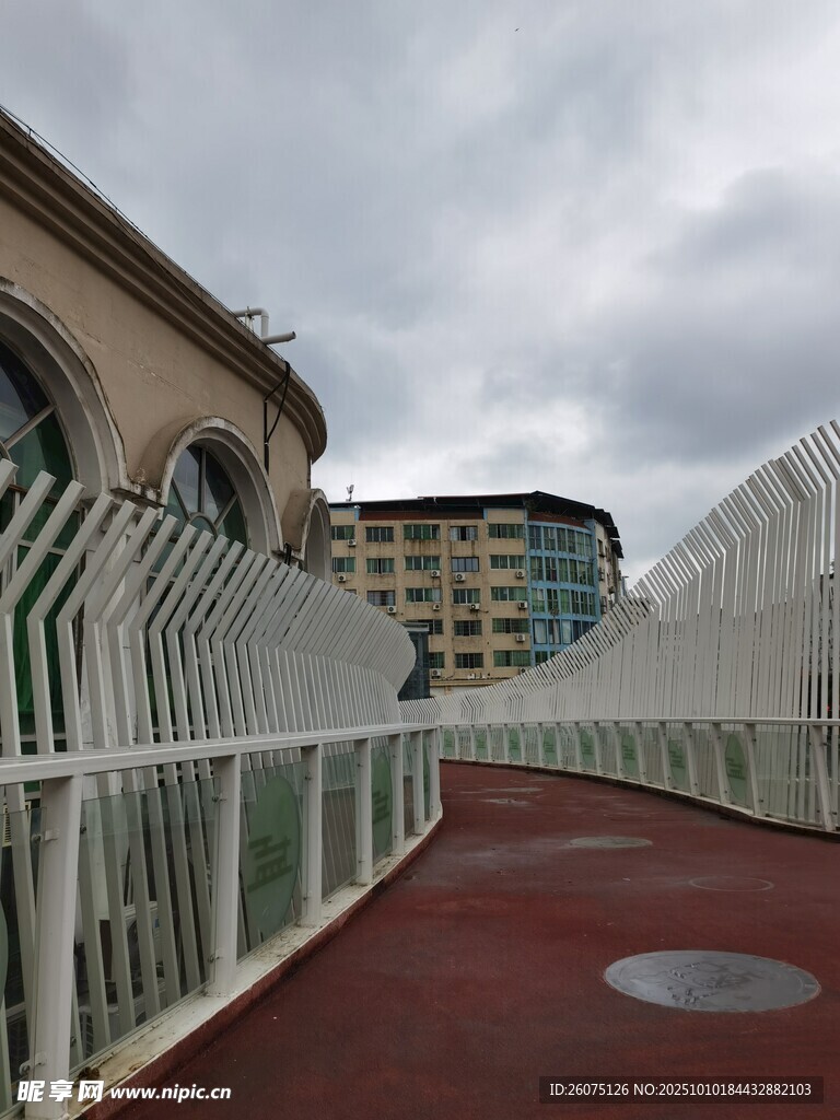 户外白色围栏与红色步道