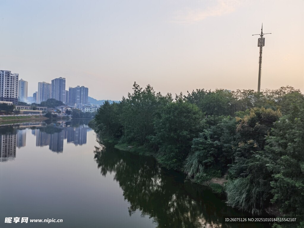 河畔城市风光静谧美好