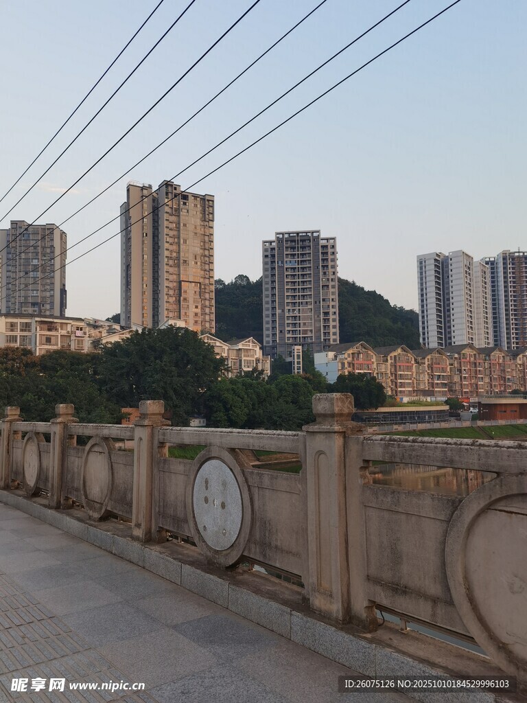 城市河畔风景