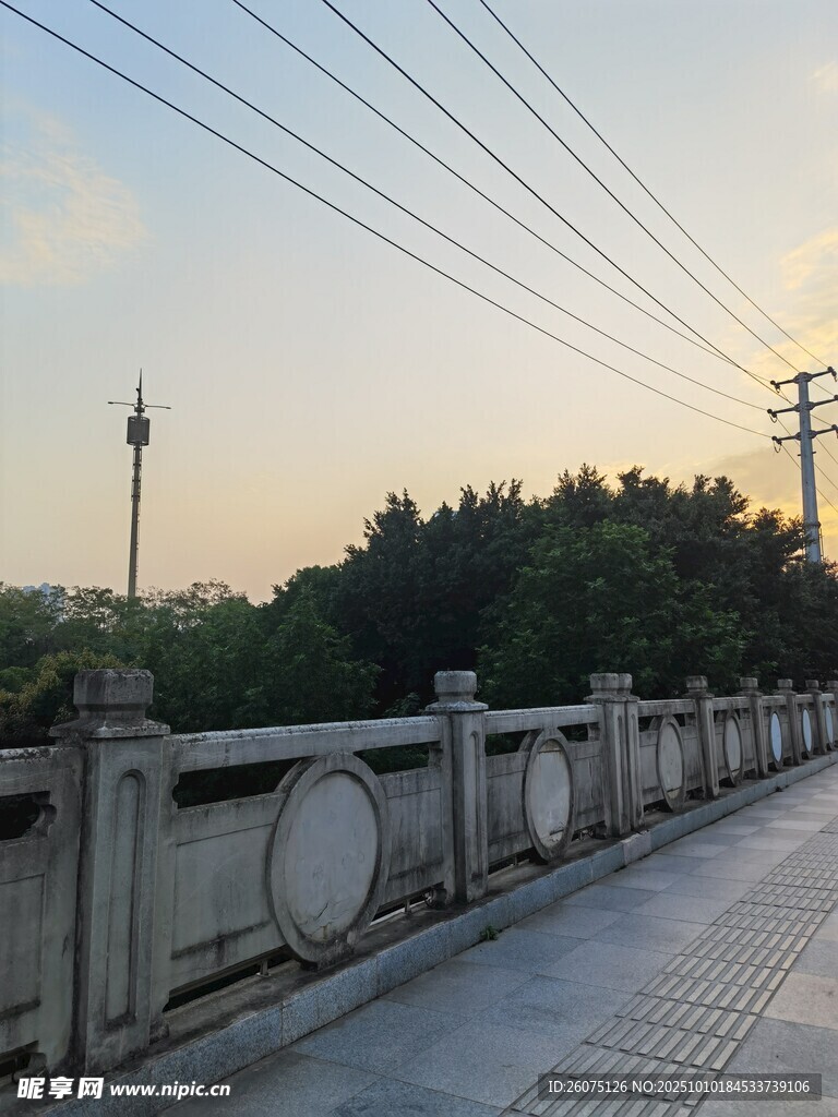 黄昏下的石桥与电线