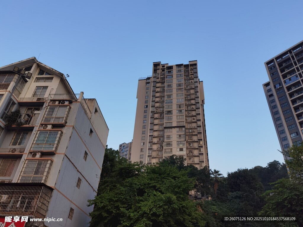 城市中错落的高楼与旧建筑