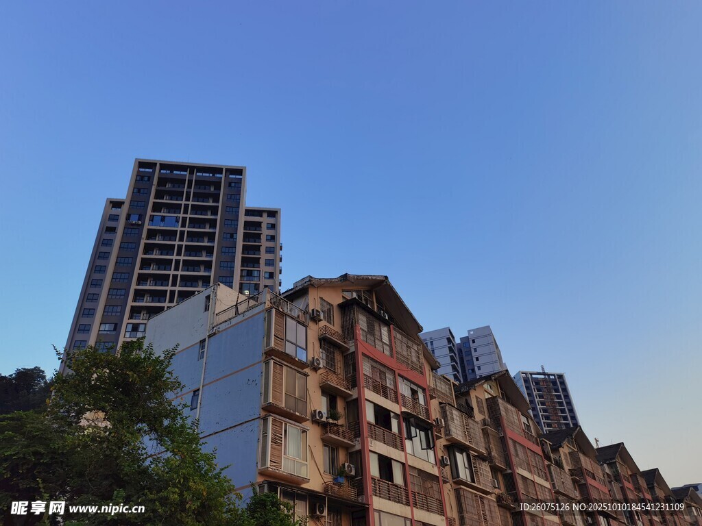 新旧建筑对比城市变迁缩影