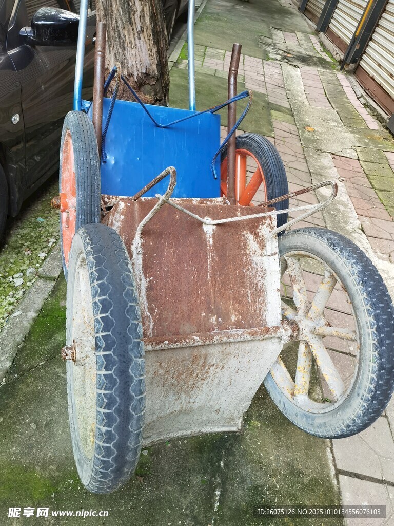 老旧手推车