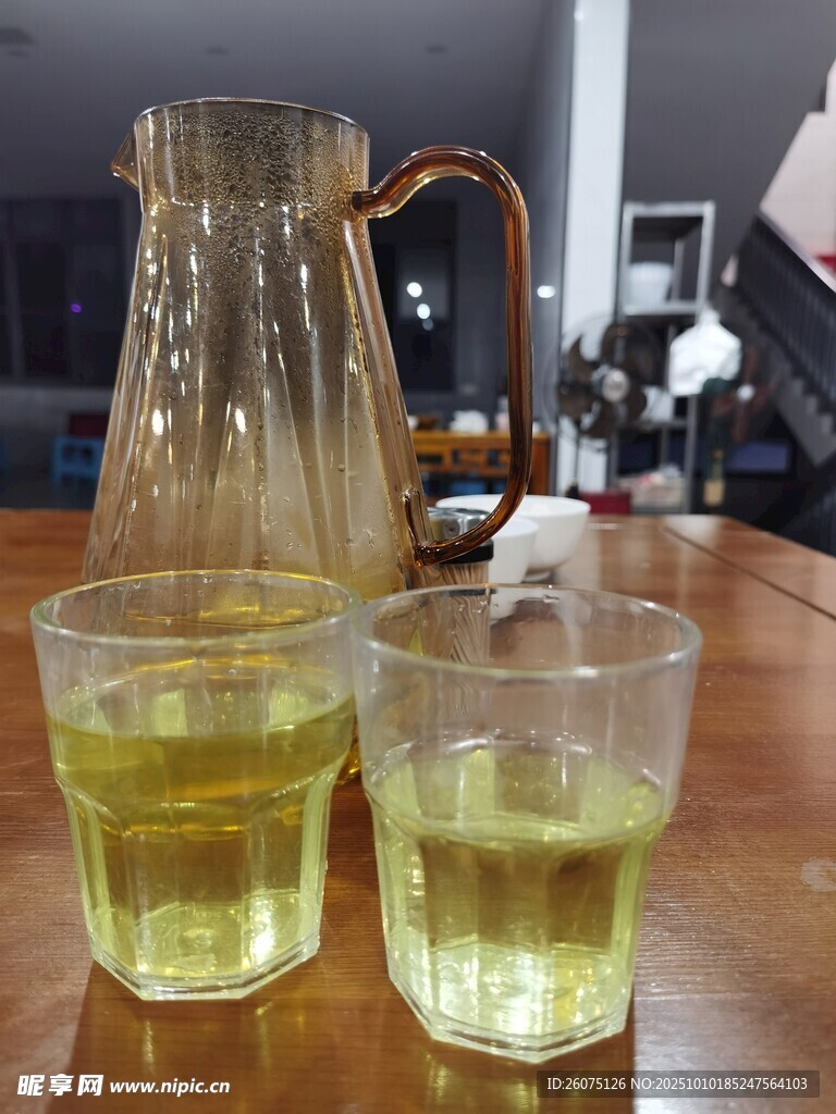 玻璃壶与两杯黄绿色饮品