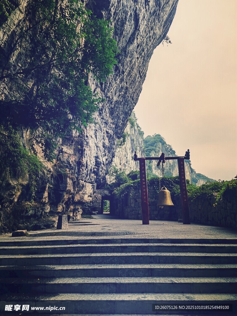 山间古景石阶牌坊入眼帘