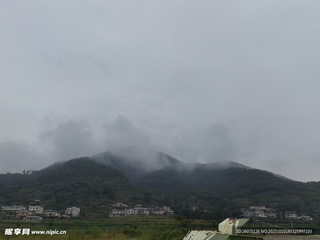 云雾缭绕的山峦景色