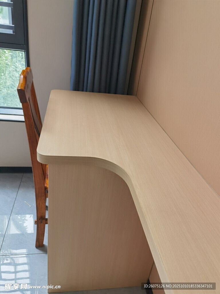 简约木质弧形书桌一角