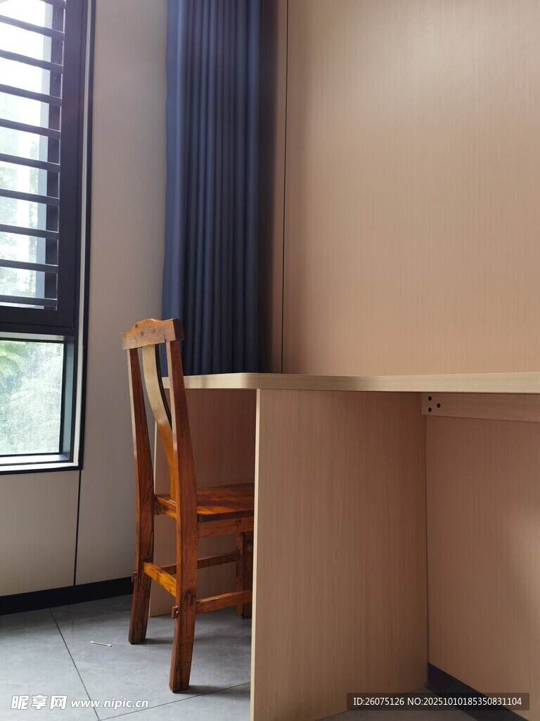 室内木质桌椅及窗边角落