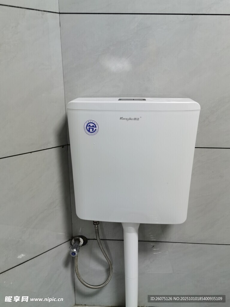 白色水箱靠墙安装