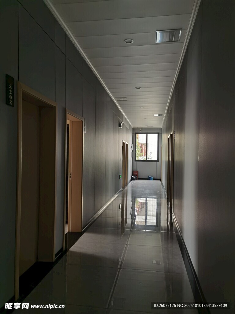 空旷走廊内部场景